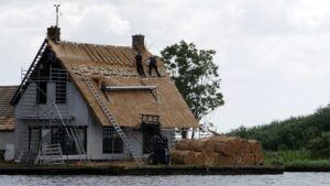 roofer-640x480-62552737.jpeg