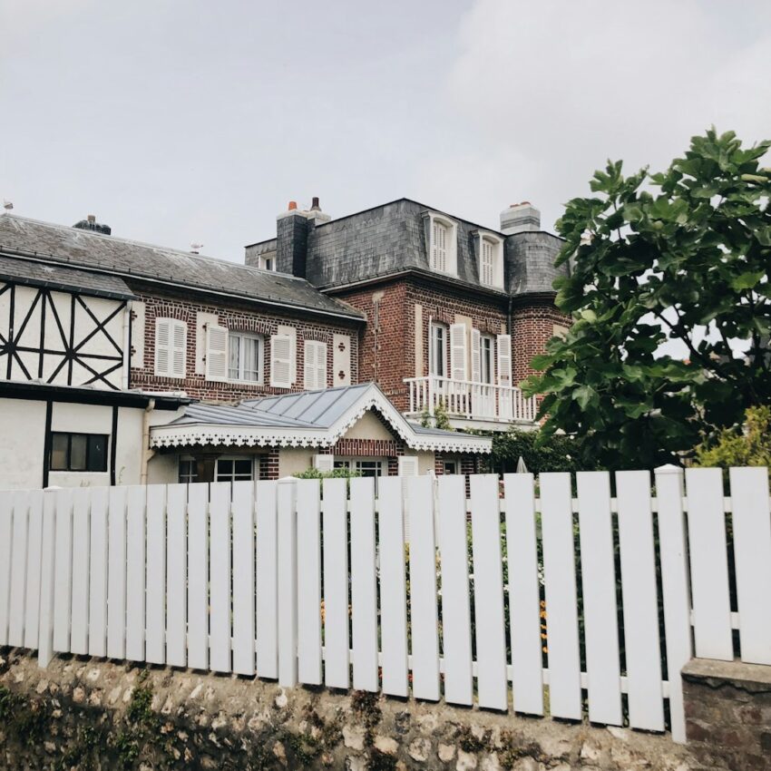 fences-640x480-7008107.jpeg