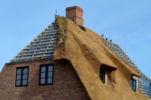 roofer-640x480-14697516.jpeg