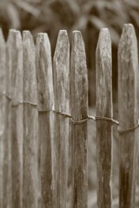 damaged-wood-fence-640x480-9770538.jpeg