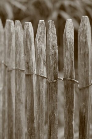 damaged-wood-fence-640x480-9770538.jpeg
