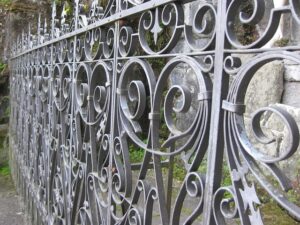 iron-fence-640x480-21931145.jpeg