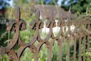 iron-fence-640x480-83126358.jpeg