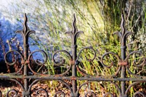 iron-fence-640x480-90334674.jpeg