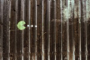 repairing-fence-panels-640x480-59090419.jpeg