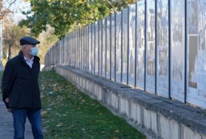 repairing-fence-panels-640x480-65321964.jpeg