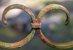 rusted-fence-640x480-92988683.jpeg